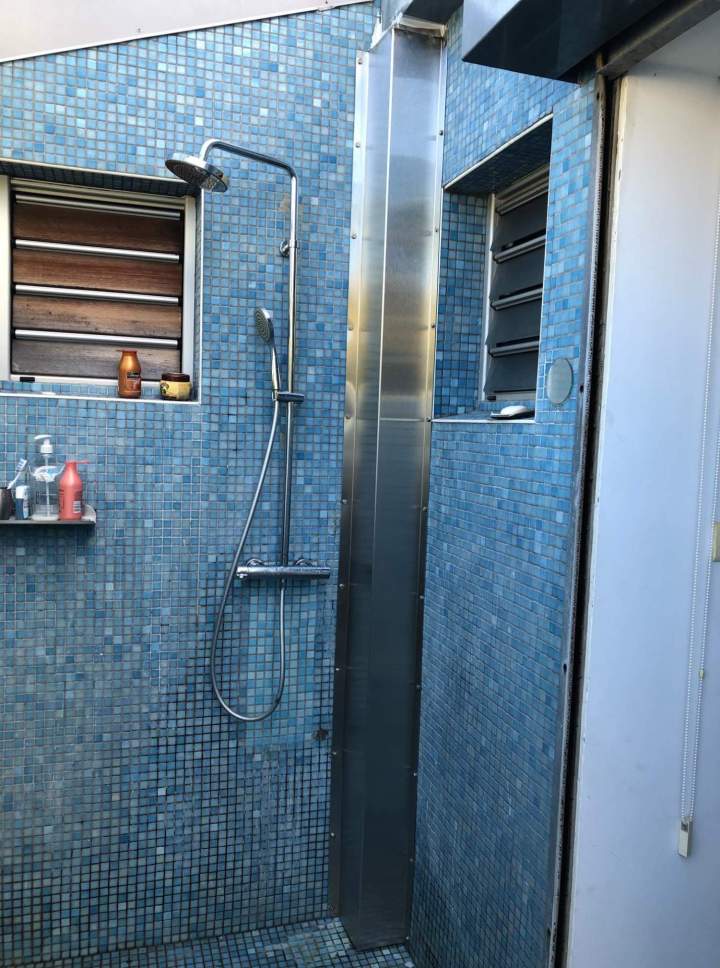 Habillage en inox d'une gouttière de salle de bains La Réunion