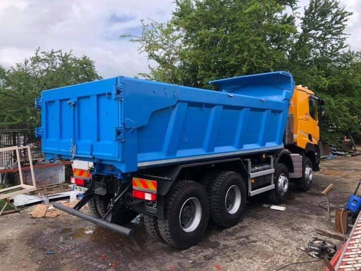 Maintenance et soudure sur châssis de camions.